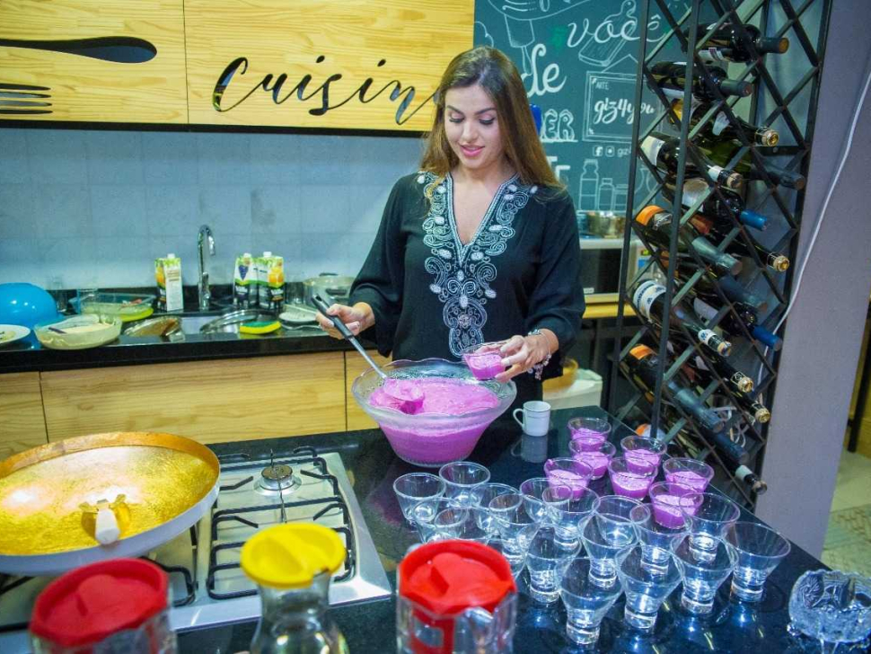 a_nutri_mariana_ferri_d_avila_prepara_uma_sobremesa_saudavel_para_arquitetos_da_mobile_top_1